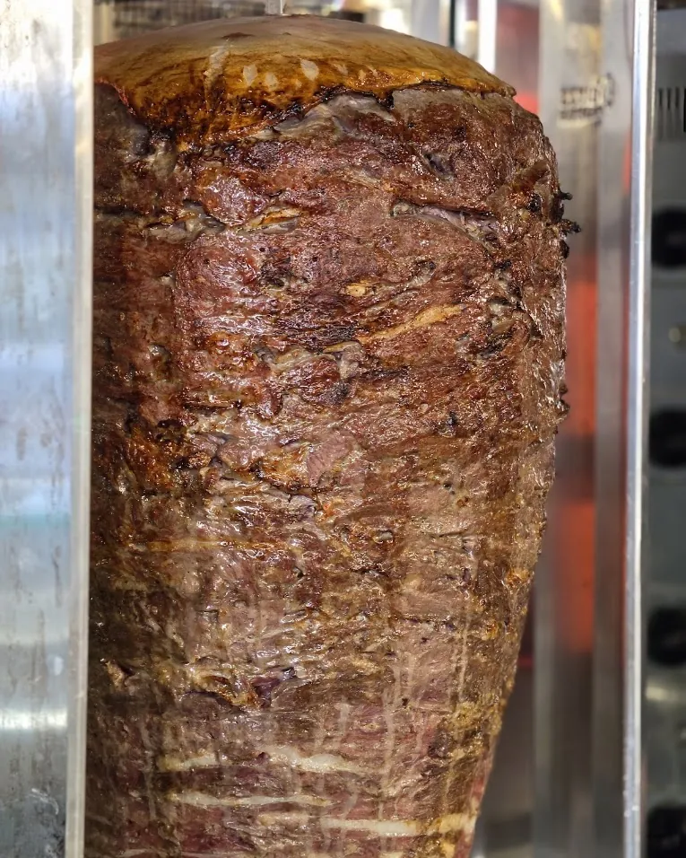 Döner-Spieß aus Hochrippe in der Theke, Lagen und Fettmarmorierung gut sichtbar