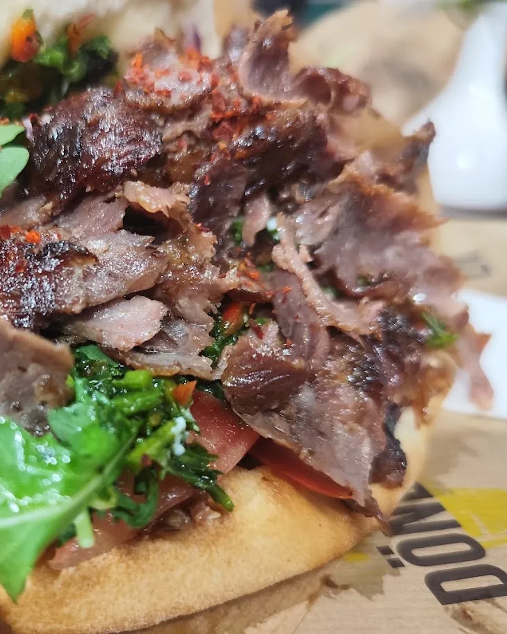 Dünn geschnittene Hochrippe im Döner, mit Chili-Flocken