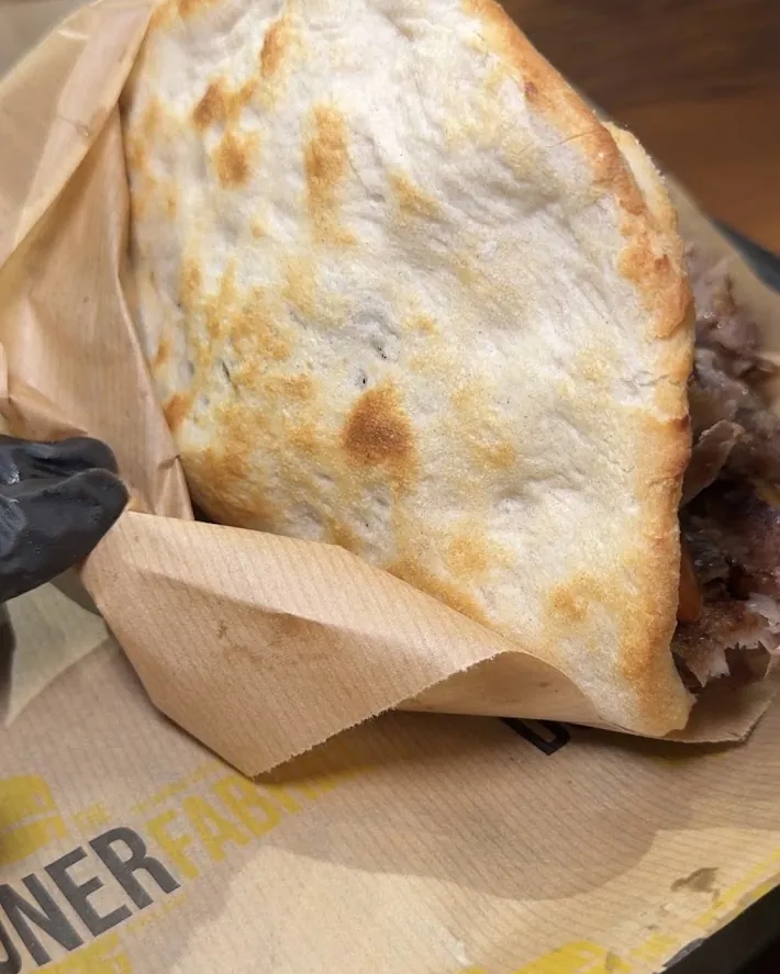 Frisches Fladenbrot mit Röstspuren im The-Döner-Fabriq-Papier