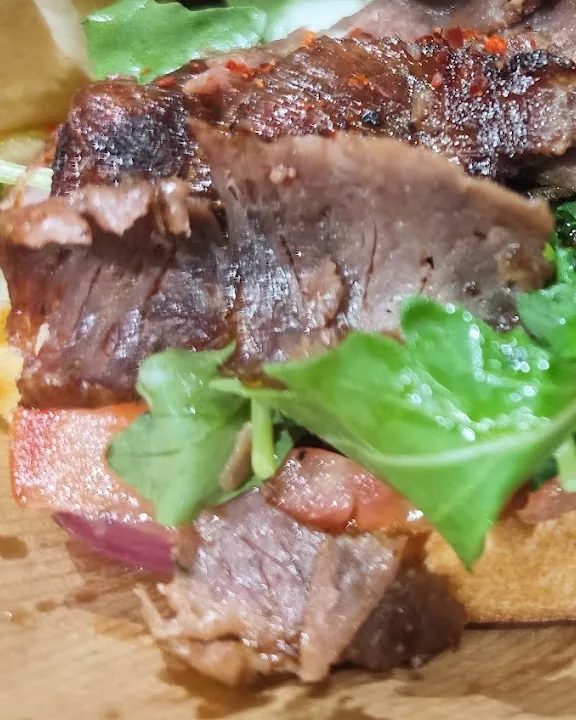Rucola, Tomate und rote Zwiebel unter der Hochrippe